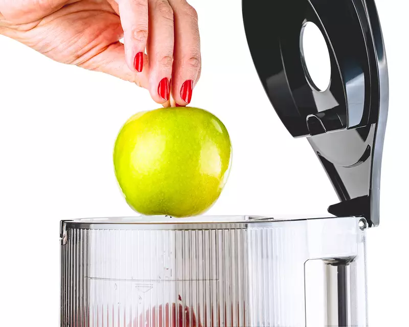 Detalle tolva autom&aacute;tica de 2 litros Sana 878 Slow Juicer